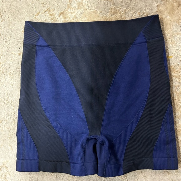 NWT- IVY PARK Bike Shorts - Picture 1 of 4